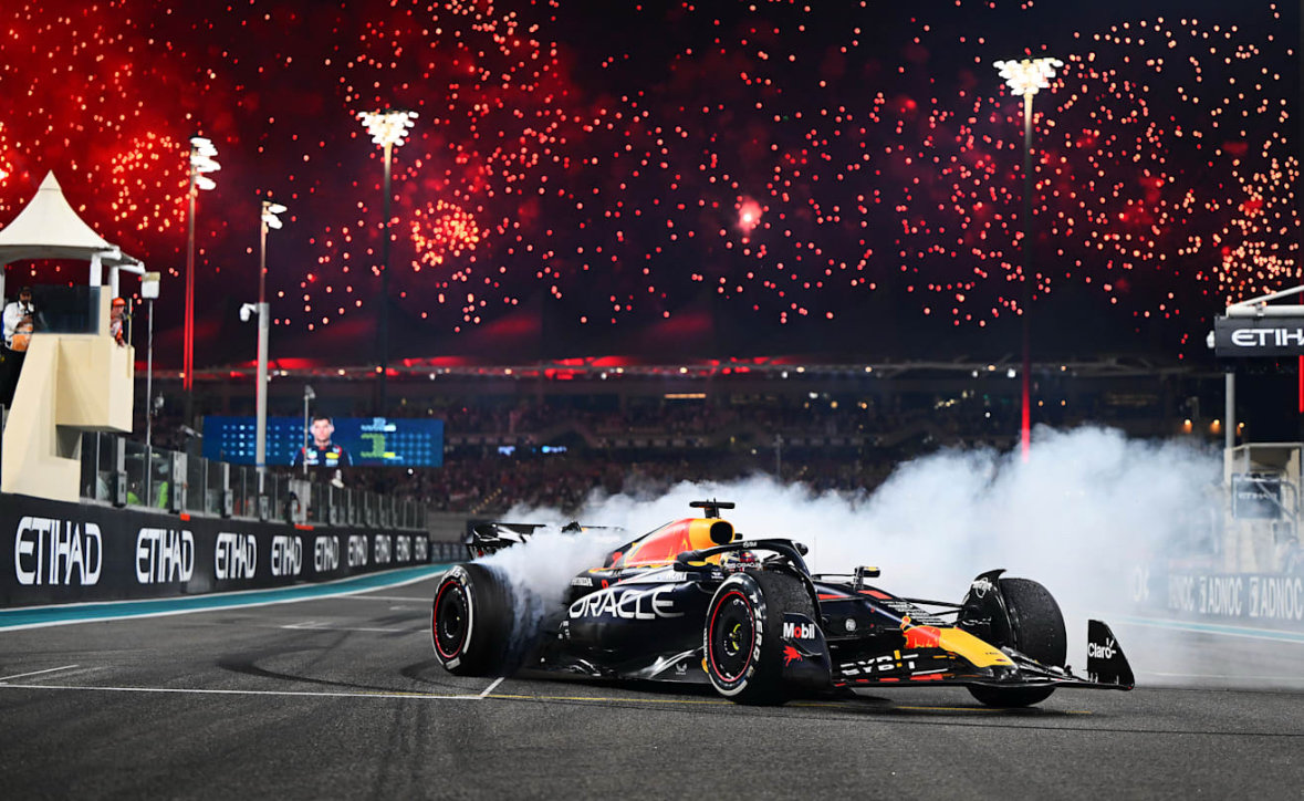 包含“路见不平”——车队与车手面对艰难挑战的坚韧精神的词条