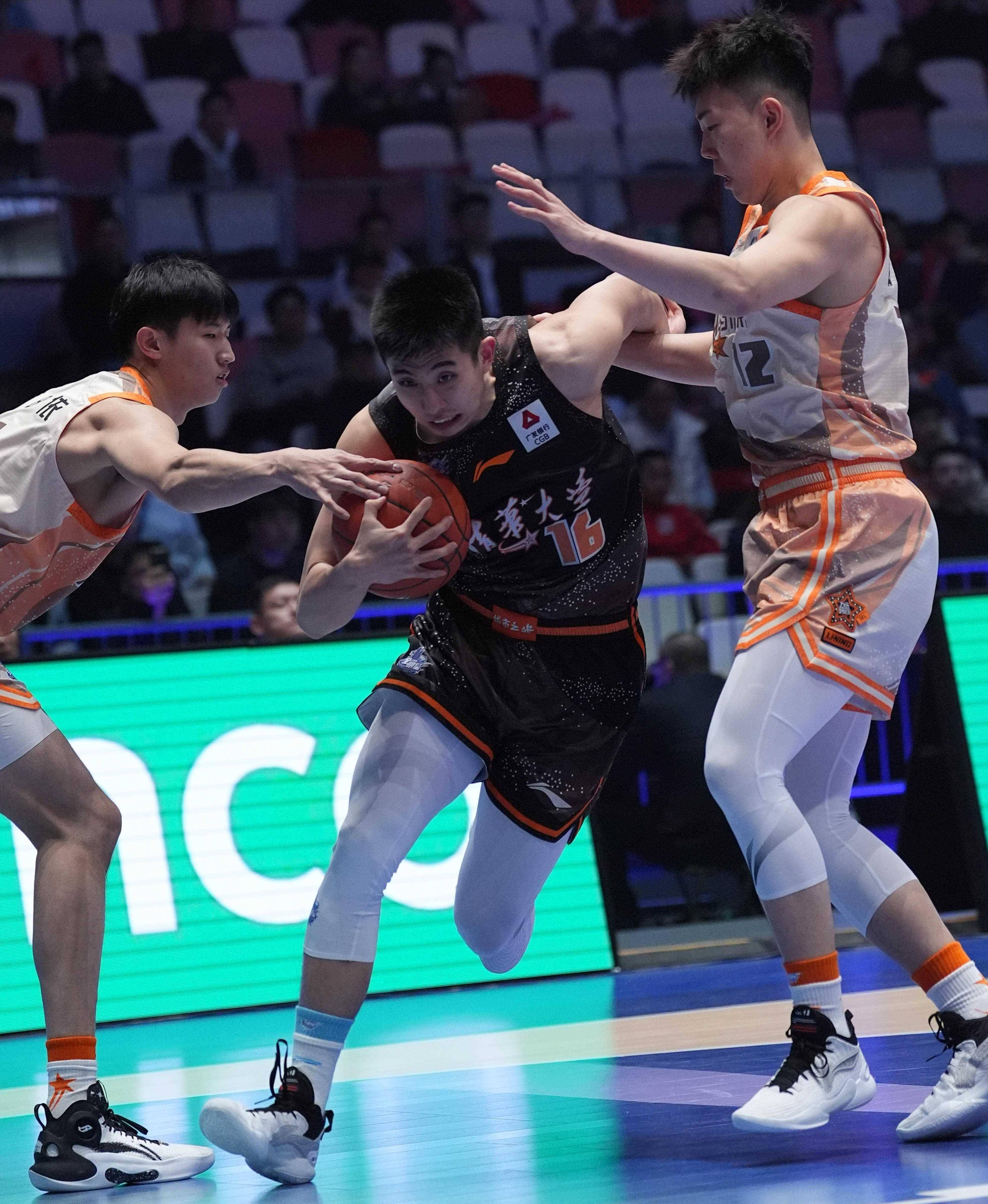 乐鱼体育：CBA总决赛：战术创新还是临场应变，谁能主导比赛？